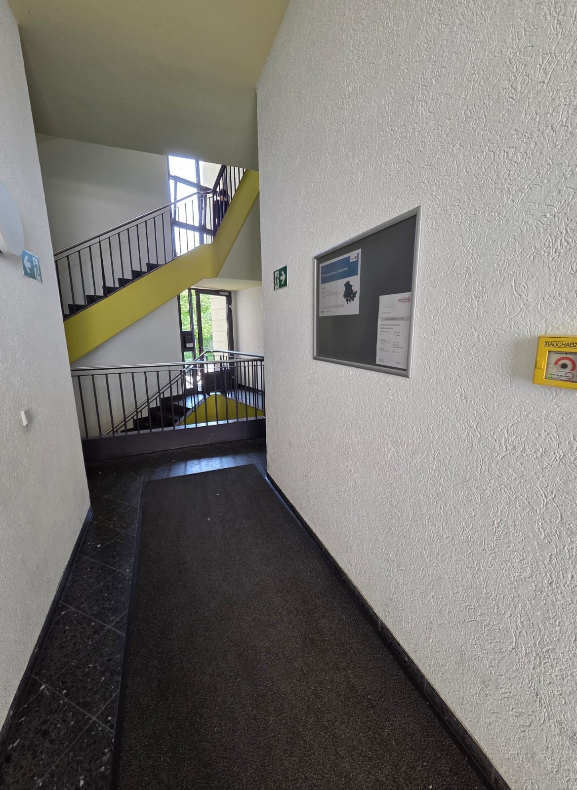 Aushang im Treppenhaus zur Förderung