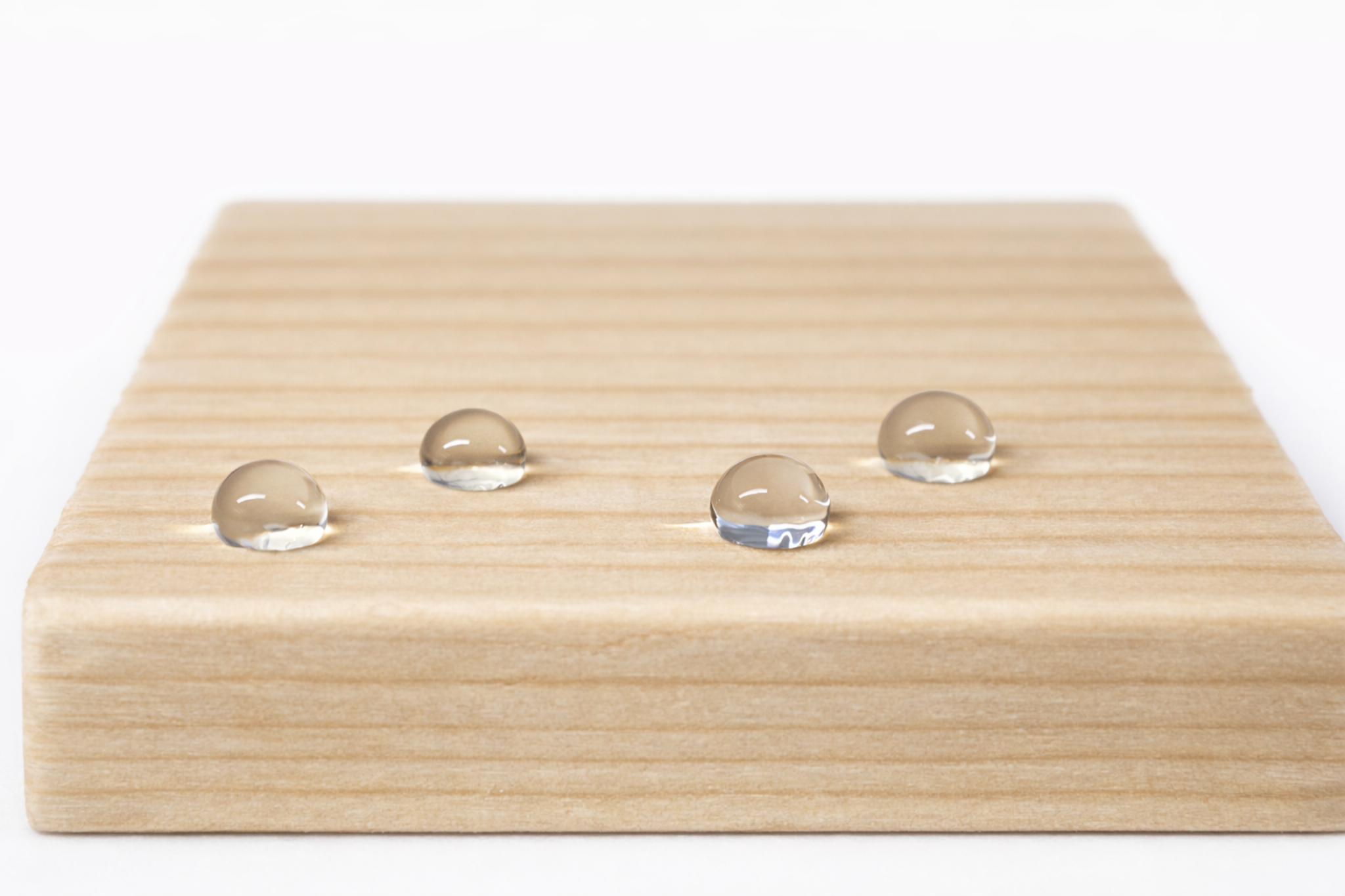 Wassertropfen auf Holz